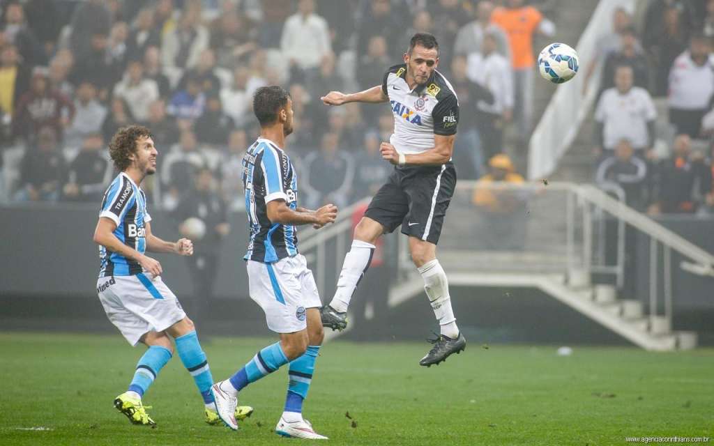 Tite lamenta empate do Corinthians, mas exalta 'peças de reposição'
