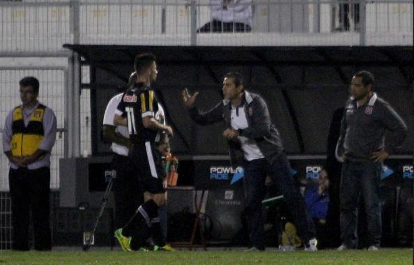 Jorginho orienta o time durante vitória sobre a Ponte Preta - Paulo Fernandes/Vasco.com.br