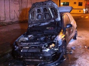 Carro de são-paulinos foi incendiado por santistas, diz PM