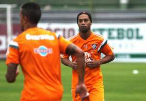 Fora do Fluminense, Ronaldinho Gaúcho mantém rotina de treinos nas Laranjeiras