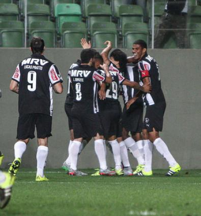 Jogadores comemoram gol contra o Avaí