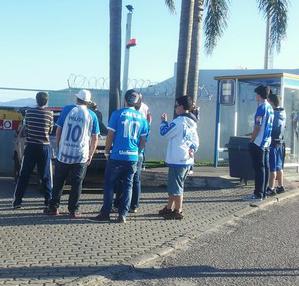 Torcedores protestam na chegada do Avaí