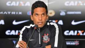 Yago diz que joga onde o treinador Tite precisar