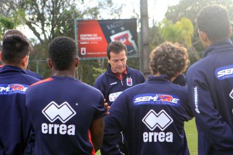 Técnico Fernando Diniz conversa com elenco do Paraná