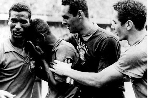 Didi dá o ombro para o menino Pelé, com 17 anos em 1958 na Suécia