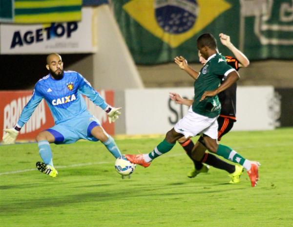 Carlos fez o gol da vitória do Goiás em toque na saída do goleiro Danilo Fernandes. - goiasec.com.br