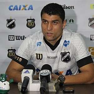 Série B: Especialista em bola parada, Ednei aprimora pontaria para tirar ABC da lanterna