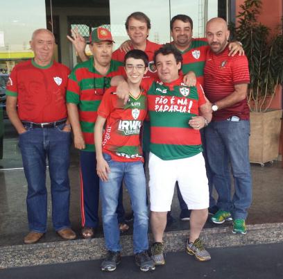 Grupo reunido para mais um jogo da Lusa. Eduardo, Manoel, Paulo (presidente), Tonhão (atrás) Hermes Júnior e Betão (à frente)