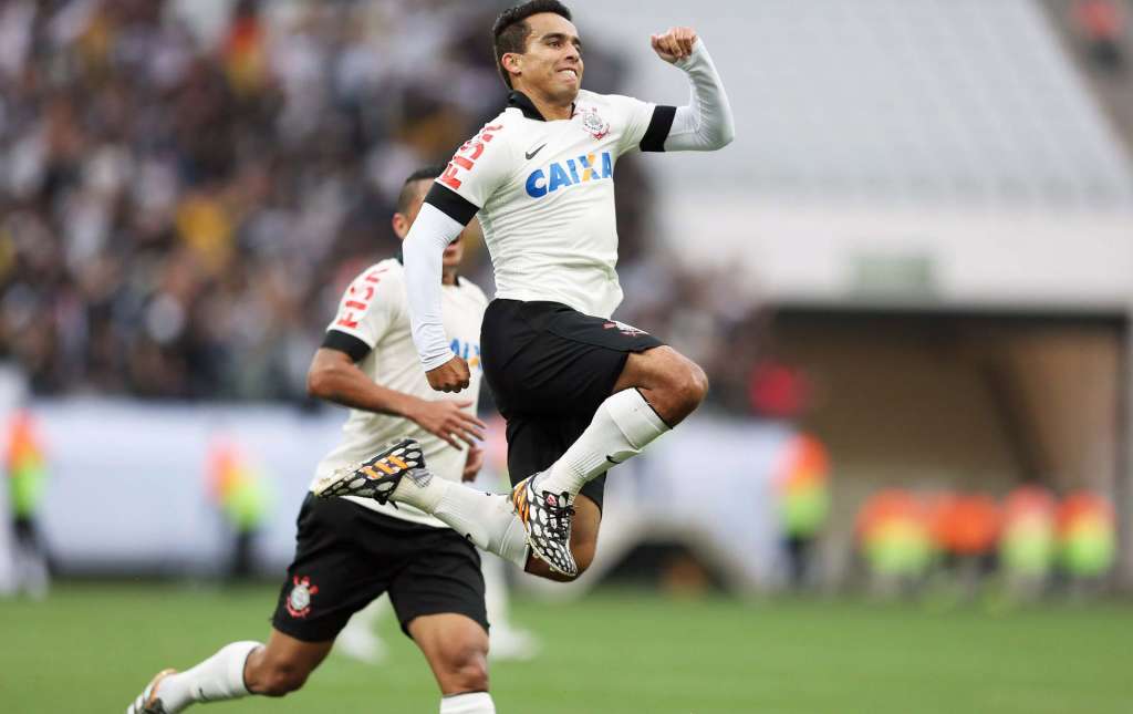 Jadson reclama do horário da partida do Corinthians