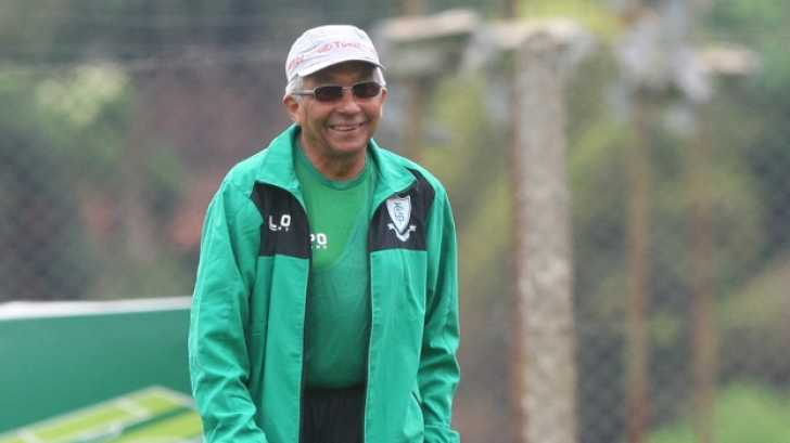 Com desfalques, Givanildo Oliveira promoveu improvisos no América-MG