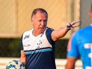 Mano minimiza cansaço e confirma escalação de Alisson no clássico mineiro
