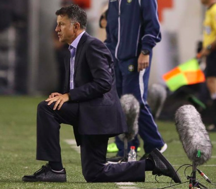 Osorio se ajoelha, marca no caderninho, coloca caneta na meia, mas o São Paulo não engrena