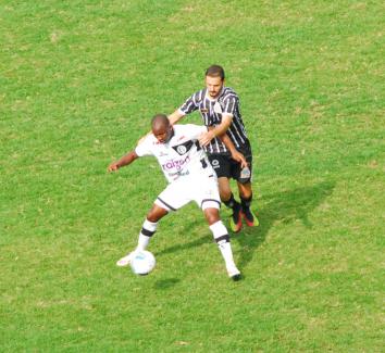 Magrão do União Barbarense (foto) na marcação do atacante Adilson, ex-Corinthians. O jogador fez o terceiro gol da equipe de Santa Barbara D'Oeste. - Foto: XV Piracicaba Oficial
