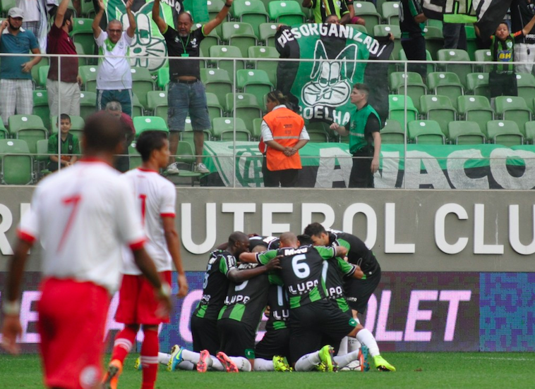 O América bateu o Náutico por 2 a 1 e continua firme na briga pelo G4