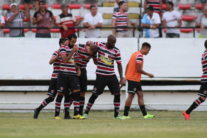 Jogadores do Santa Cruz comemoram o gol de Alemão na abertura do marcador. - Santa Cruz PE Oficial