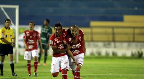 O Vila Nova bateu o Botafogo-PB por 2 a 1, em pleno Almeidão