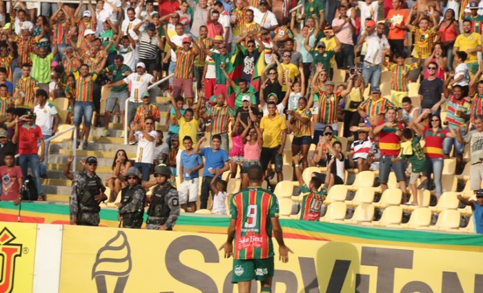 O centroavante Jheimy fez o gol da vitória do Tubarão sobre o Vozão. - Foto: Sampaio Correa Oficial