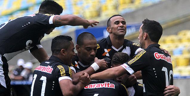 Vasco da Gama festeja muito primeiro gol marcado pelo lateral Júlio César