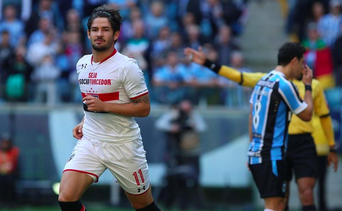 Pato mostrando todo seu talento com a camisa do São Paulo