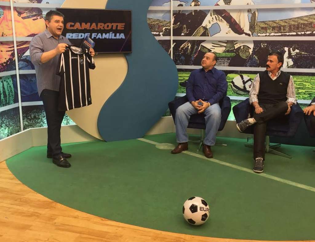 Guina Paiva recebe a camisa do Bragantino das mãos de Wagner Lopes