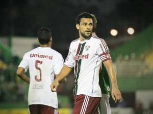 Protesto com lata atirada em direção a Fred aumenta pressão no Fluminense