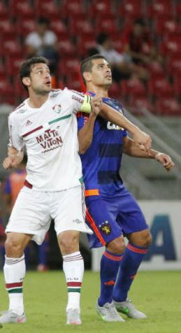Diego Souza, marcando: elogios