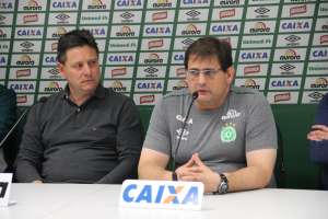 Com pés nos chão, Guto Ferreira comanda treino e é apresentado na Chapecoense