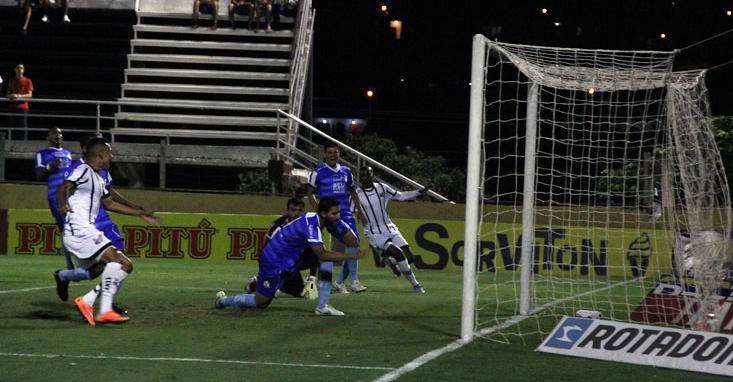 Moisés chuta para marcar o primeiro gol do jogo no Nabizão - Fágner Alves/GB