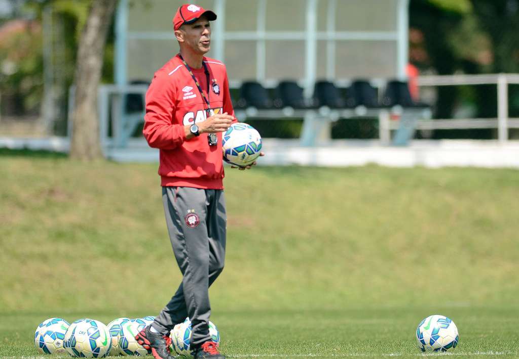 Milton Mendes mantém mistério quanto a escalação