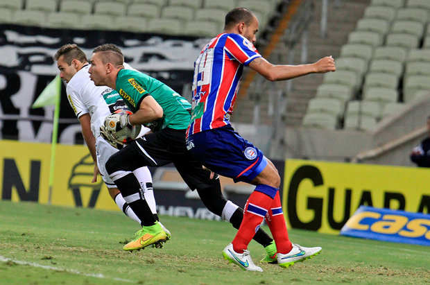 Com um gol e uma assistência, Roger mostrou que pode fazer sombra a Kieza no Bahia