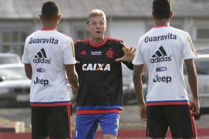 Oswaldo define Flamengo com volta de Alan Patrick na vaga de Marcelo Cirino