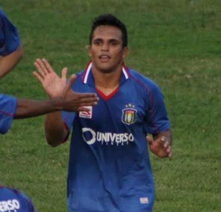 Robson comemora parceria com artilheiro do São Caetano na Série D