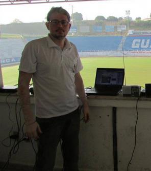 O sonoplasta Túlio Ribeiro comanda o melhor som da Rádio 104 FM