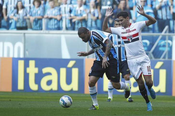São Paulo surpreendeu o Grêmio em pleno Olímpico e segue firme na briga pelo G4