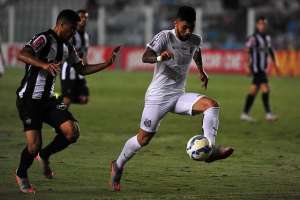 Gabriel vibra com gols em goleada do Santos e esquece erro do início da partida