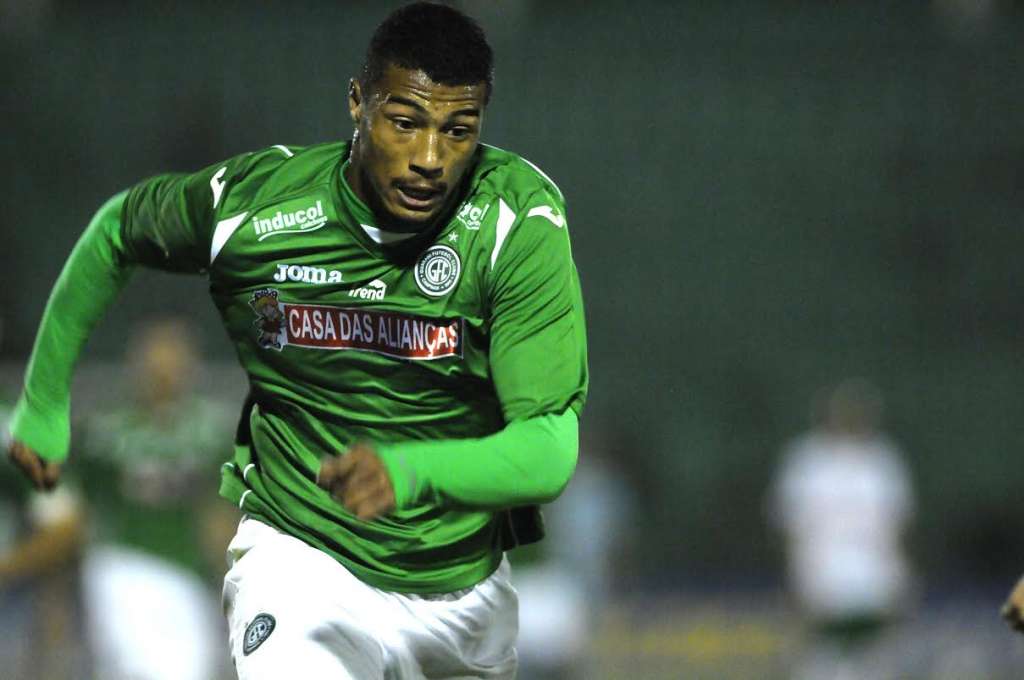 Rai ganhou espaço no time do Guarani e pode continuar no time titular contra o Brasil