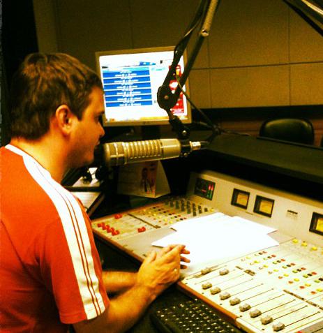 Greysson Assunção acompanhando o Placar ao Vivo do Futebol Interior