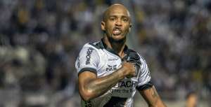 Feliz da vida, Macacão comemora vitória e promete mais gols pela Ponte Preta