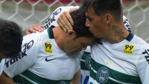 Flamengo 0 x 2 Coritiba - Gladiador marca e Coxa cala quase 70 mil torcedores no Mané Garrincha