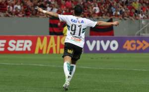 Artilheiro do Coiritiba tem motivo especial para comemorar gol contra o Flamengo nesta quinta