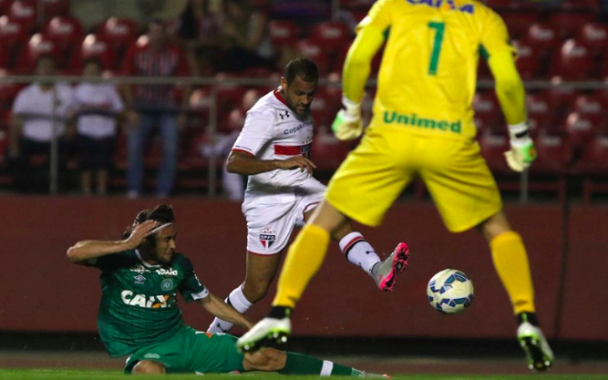 O lateral Apodi na marcação de Carlinhos em jogo disputado no Morumbi. - saopaulofc.net