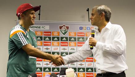 Eduardo Baptista sendo cumprimentado pelo presidente do Tricolor