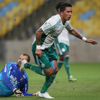Lucas Barrios marcou três gols contra o Flu e virou titular no Palmeiras