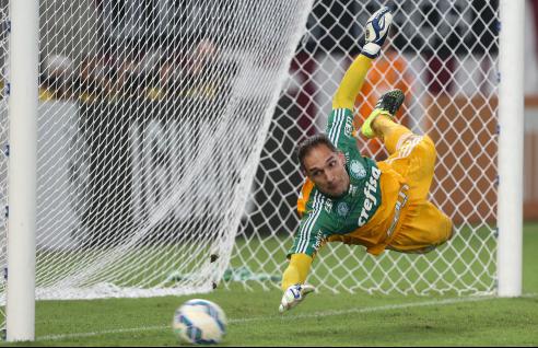 Fernando Prass ganhou contrato até 2017 com o Palmeiras após grandes atuações