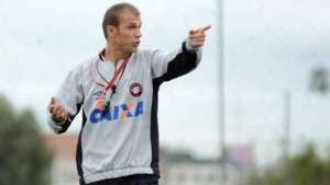 Sport tenta tirar Milton Mendes do Atlético-PR, mas leva um 