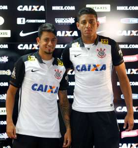 Lucas e Lincom são apresentados e podem estrear pelo Corinthians contra o Santos