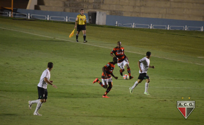 O Dragão deixou escapar 2 pontos aos 48 minutos e ficou no empate em 1 a 1. - Atletico GO Oficial