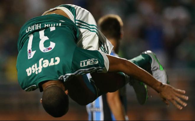 Vitor Hugo comemorou seu gol com uma cambalhota no Pacaembu