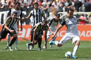 Cássio ignora reclamações sobre arbitragem: 'Merecemos vencer o clássico'