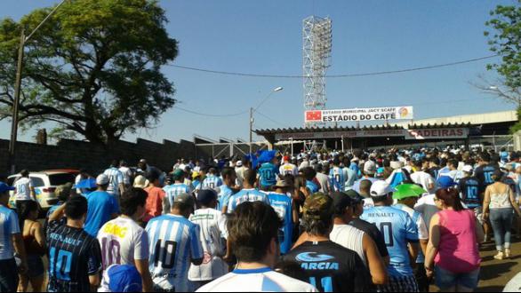 Torcedores formaram filas enormes para entrar no Estádio do Café